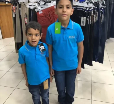 Deux enfants dans un magasin de vêtements, lors d’une action présentée par l’association