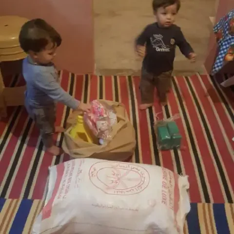 Colis alimentaires en hiver préparés pour une famille